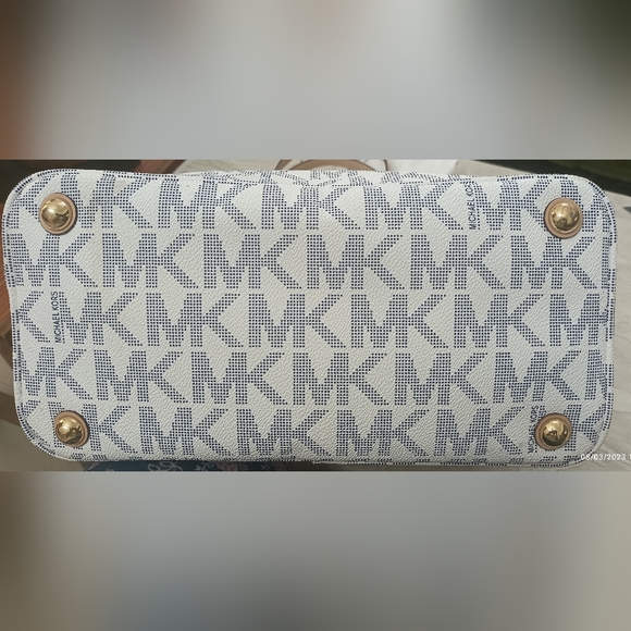 Authentic Michael Kors Pocketbook Tote in Vanilla - Picture 6 of 14